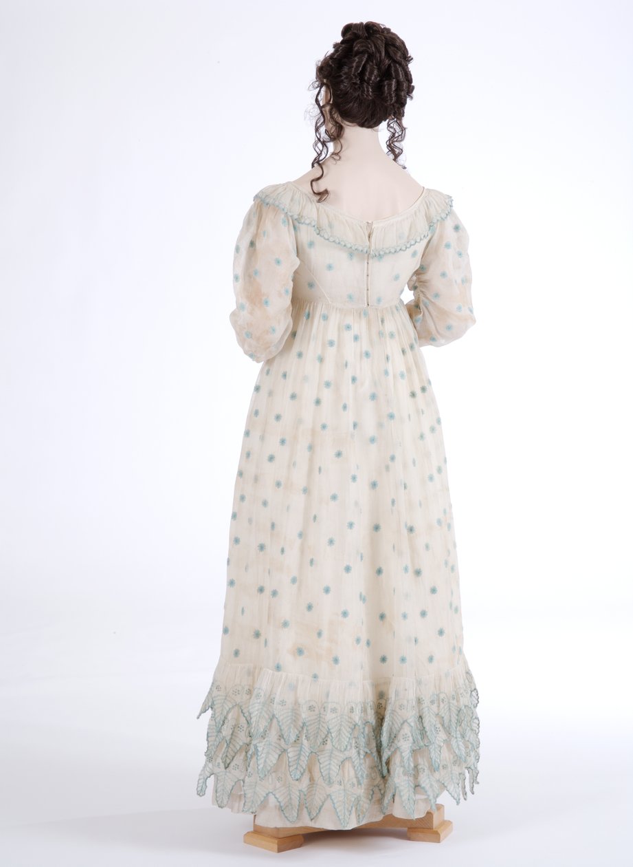 Bakifrån av en dagsklänning, ca 1815 (bomullsmuslin broderad med blå ull) av English School