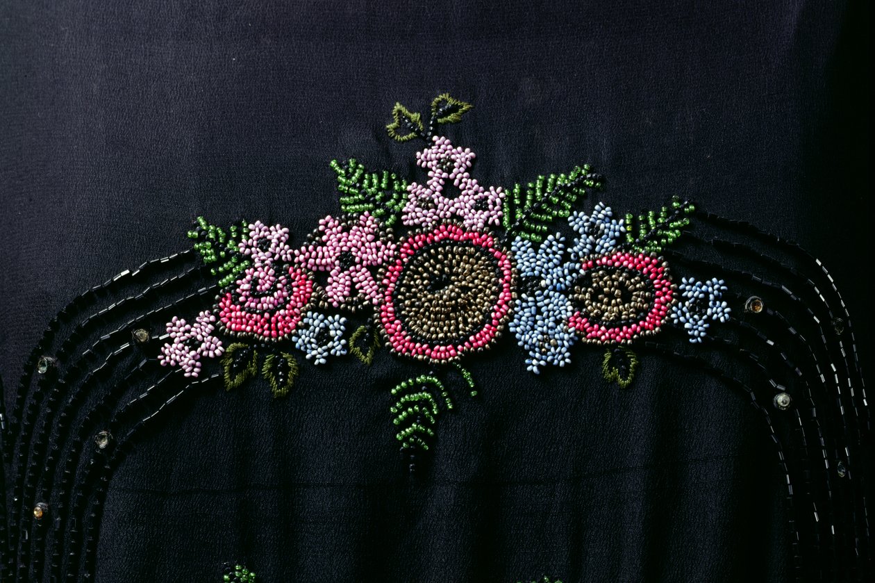 Pärldetalj från en kvinnas klänning, ca 1925-27 (konstsilke med pärlor) (detalj av 235211) av English School