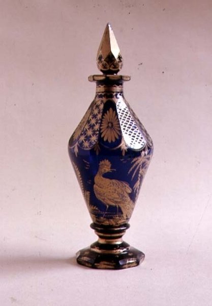Bi-konisk kruetflaska med spiralpropp, 1765-70 (förgyllt blått glas) av English School