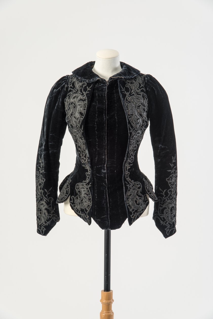 Svart sammetsjacka broderad med applicerat svart siden och metallpärlor, sent 1890-tal (sammet) av English School