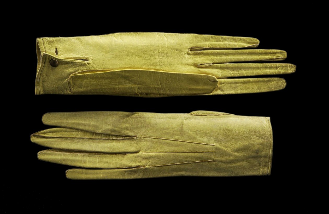 Klargula handskar som är långa handledslängder. c.1820 (läder i barnskinn) av English School
