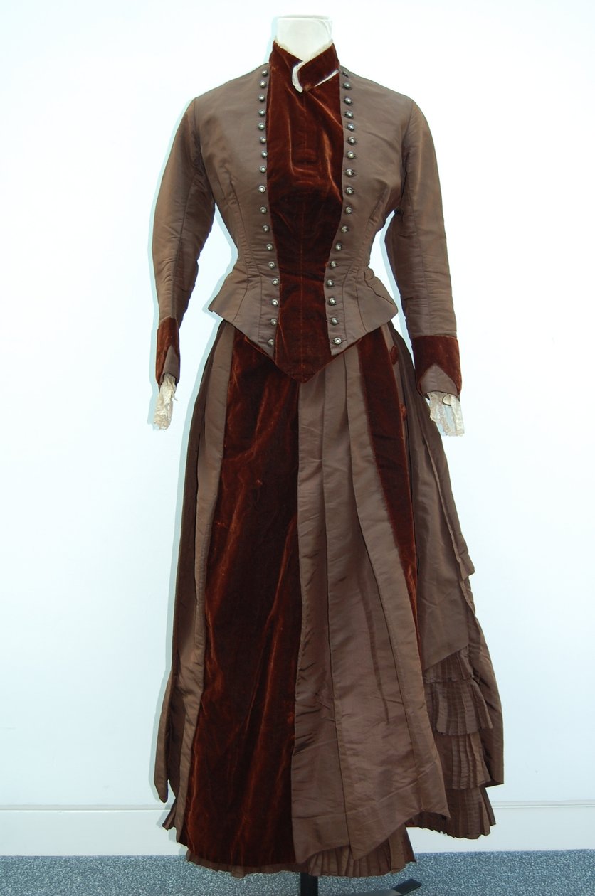 Brun klänning (kjol och liten jacka), c.1875 (silkesatin) (se även 3700631) av English School