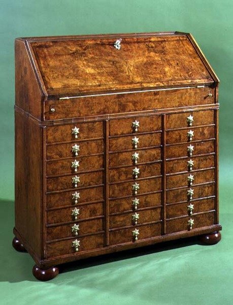 Bureau med många små lådor och bullfötter, ca 1710 (valnöt) av English School