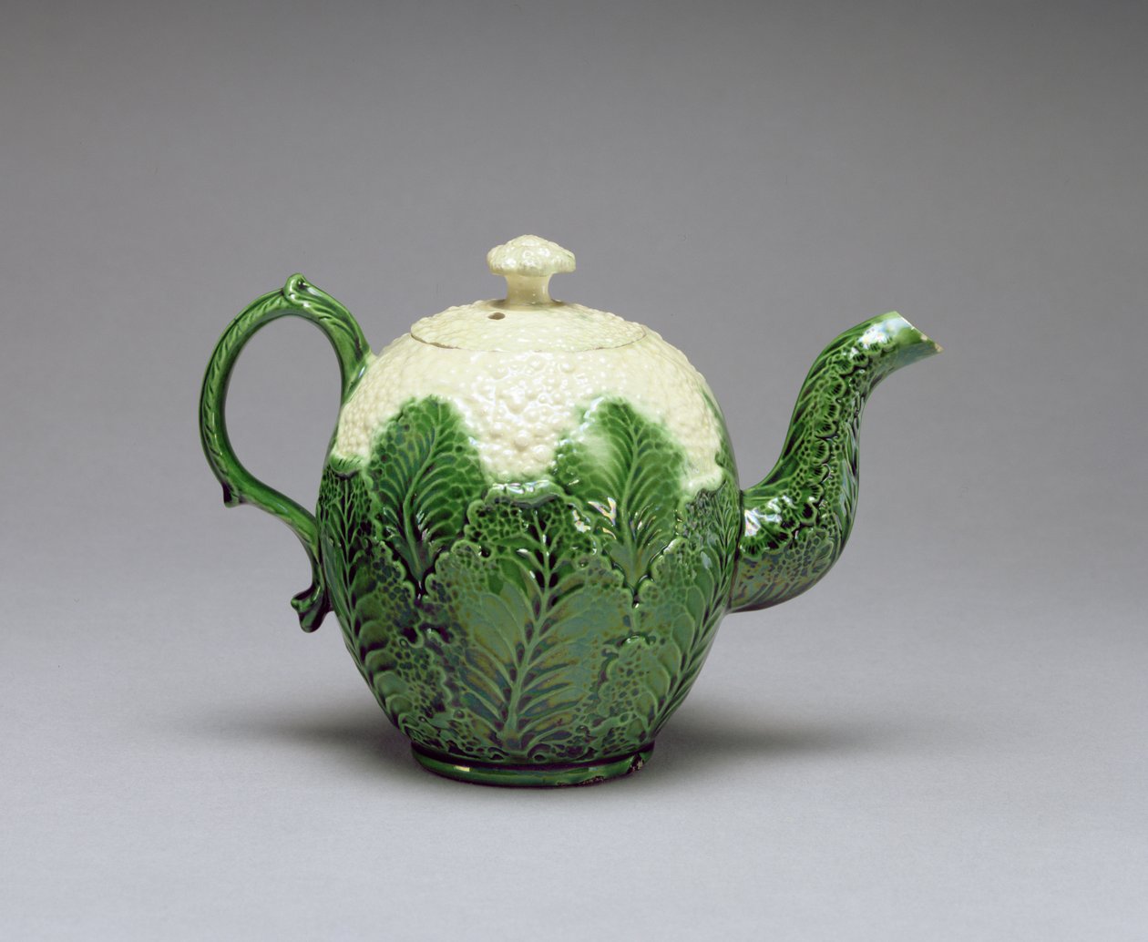 Blomkålstekanna, från Burlem, Staffordshire, c.1759-66 (blyglaserat krämlergods, slipgjutet) av English School