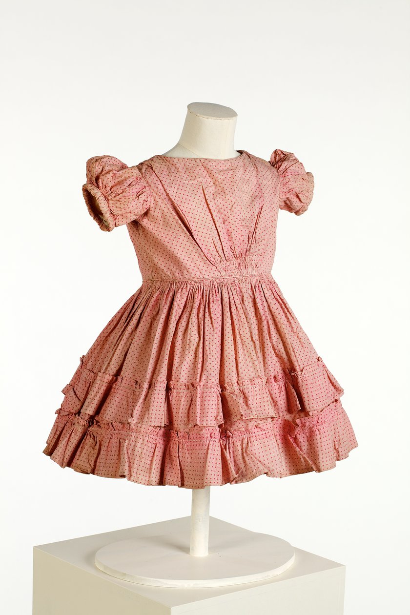 Barnklänning med puffärmar och volangkjol, tryckt med rosa fläckmönster, ca 1850 (bomull) av English School