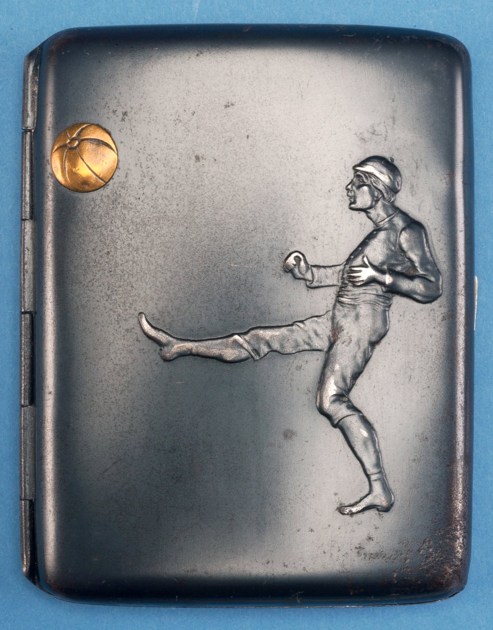 Cigarettfodral med en fotbollsspelare som sparkar en guldboll i luften. ca 1880 (metall) av English School