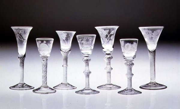 Samling graverade glasögon med ogenomskinliga och luftvridna stjälkar (glas)trumpet av English School