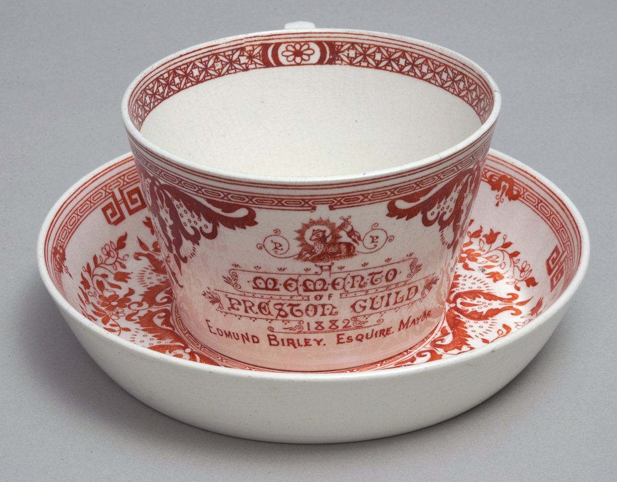 Jubileums tekopp och fat som läser A Memento of Preston Guild 1882, Minton, England, ca 1882 (lergods) av English School