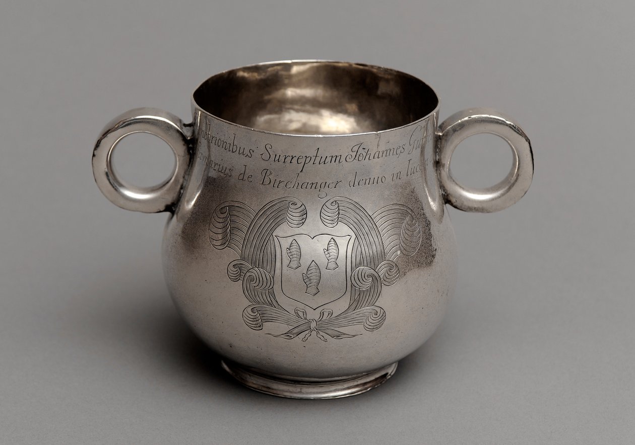 Kopp med stor mage och tjock gjuten kantbas och ett par oxögonhandtag, 1675 (silver) av English School