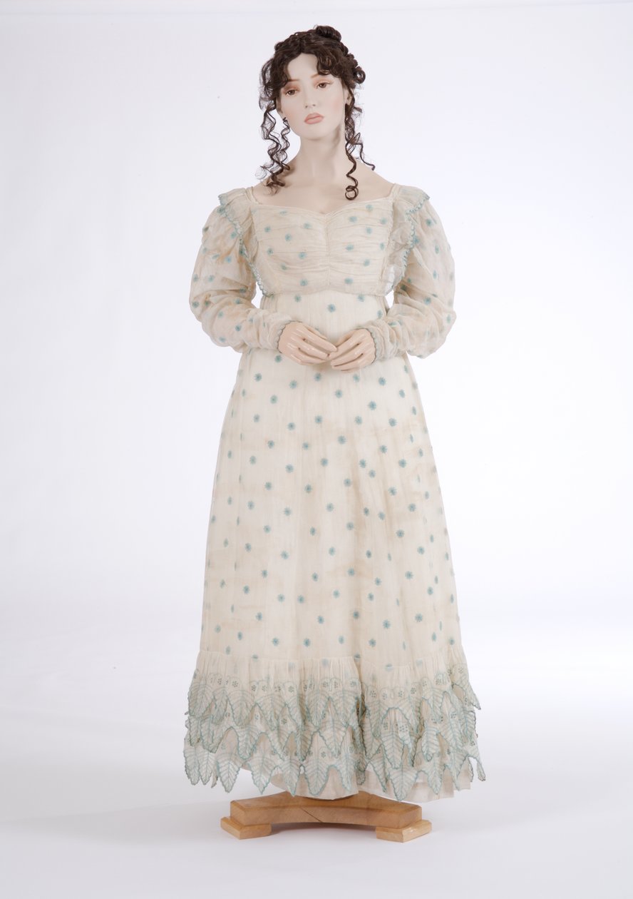 Dagklänning, ca 1815 (bomullsmuslin broderad med blå ull) av English School