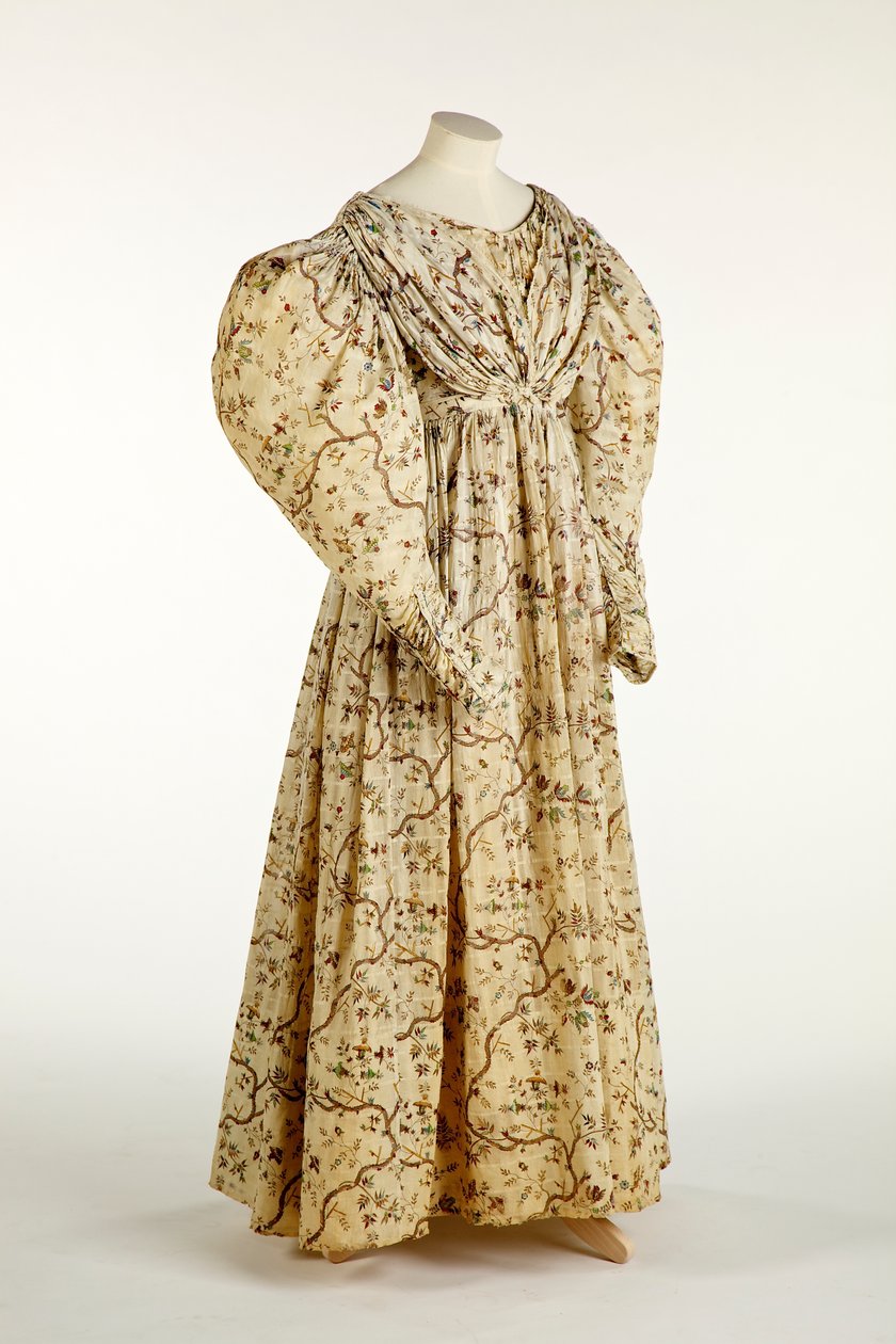 Klänning tryckt med blom- och grendesign på krämvävt tyg med rutmönster i väven, ca 1830-35 (bomull) av English School
