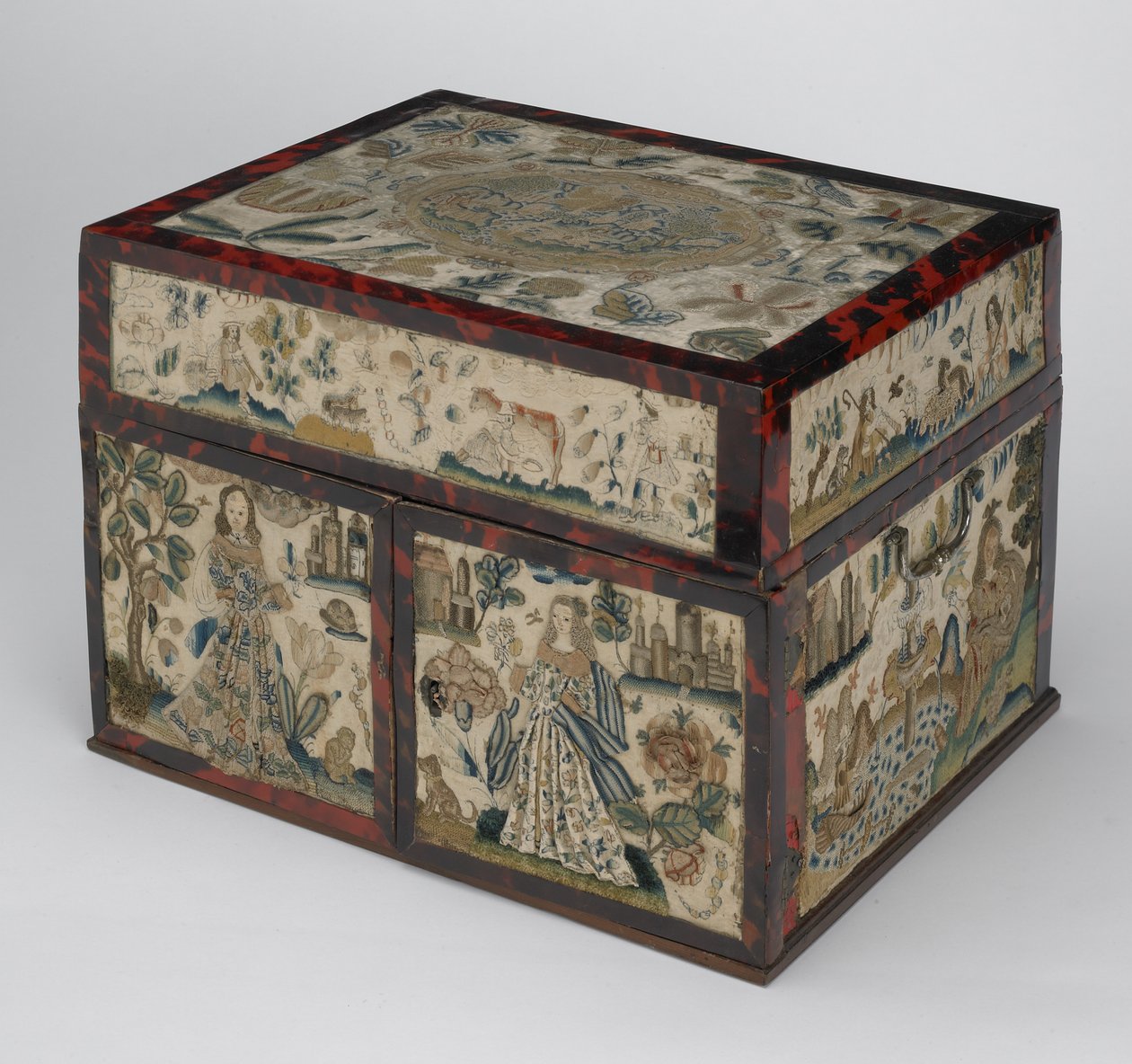 Broderad kista, ca 1660 (silke, canvas, trä, sköldpaddsskal och silverfästen) av English School