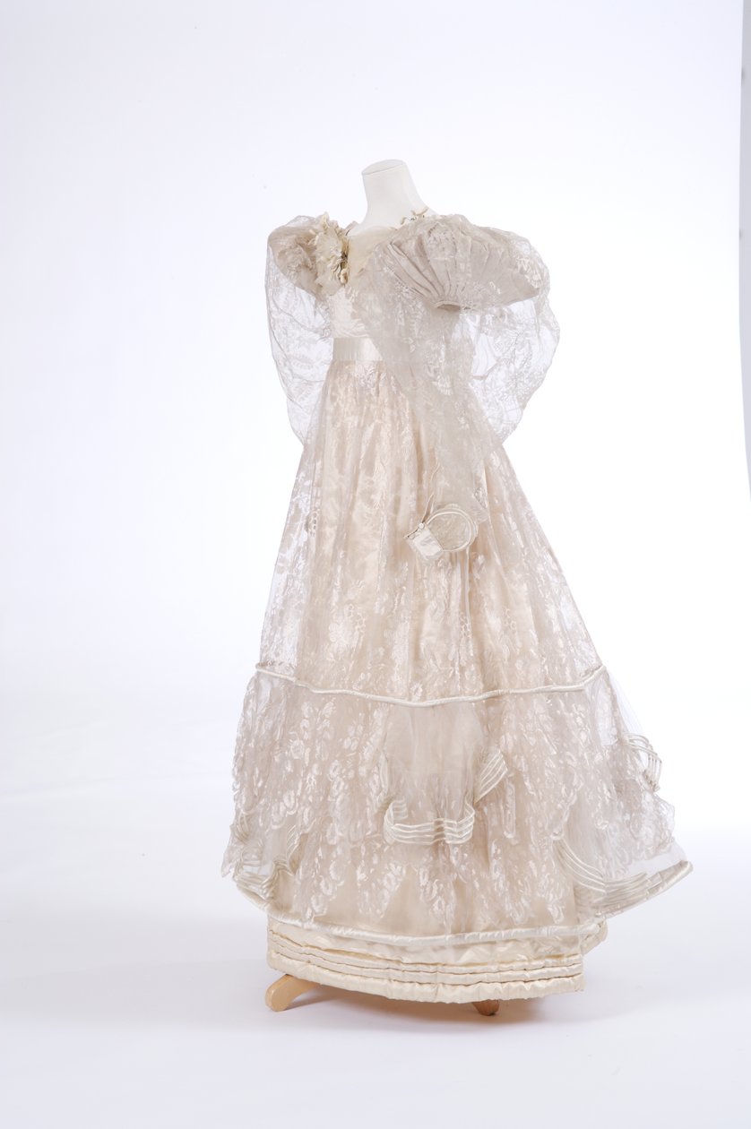 Aftonklänning, 1829 (silke och maskinvävd gasväv) av English School