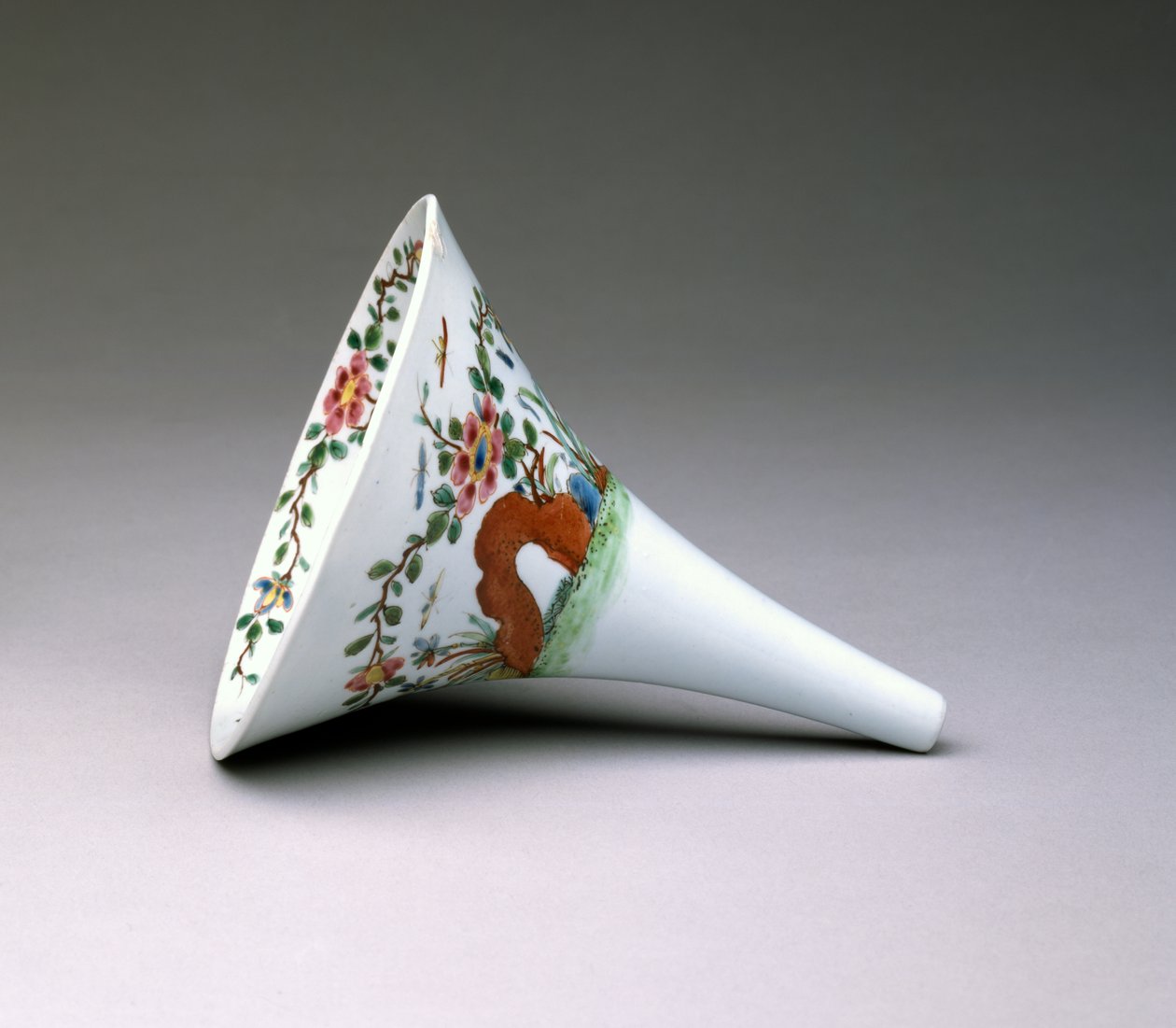 Famille Rose Wine Funnel, Worcester Porslin, 1753-55 (emaljerat porslin) av English School
