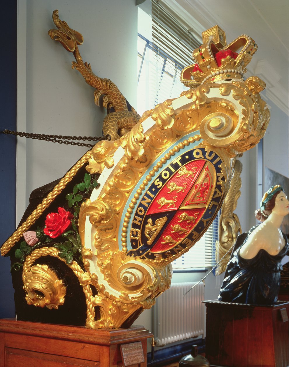 Galjonsfigur av HMY Victoria och Albert II (målat trä) av English School