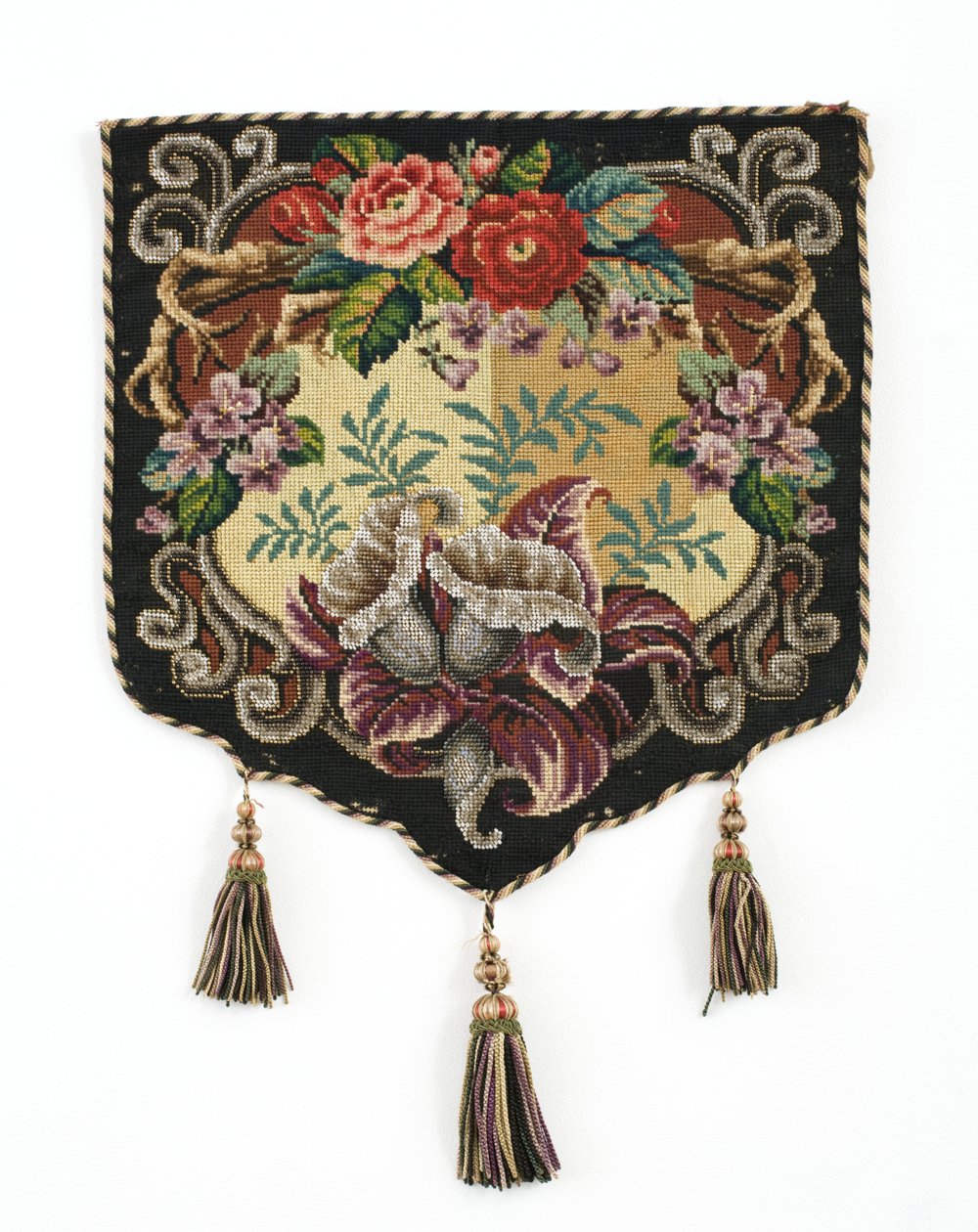 Brandskärmspanel, ca 1850 (Berlin ullpanel med pärl och sidenbaksida) av English School