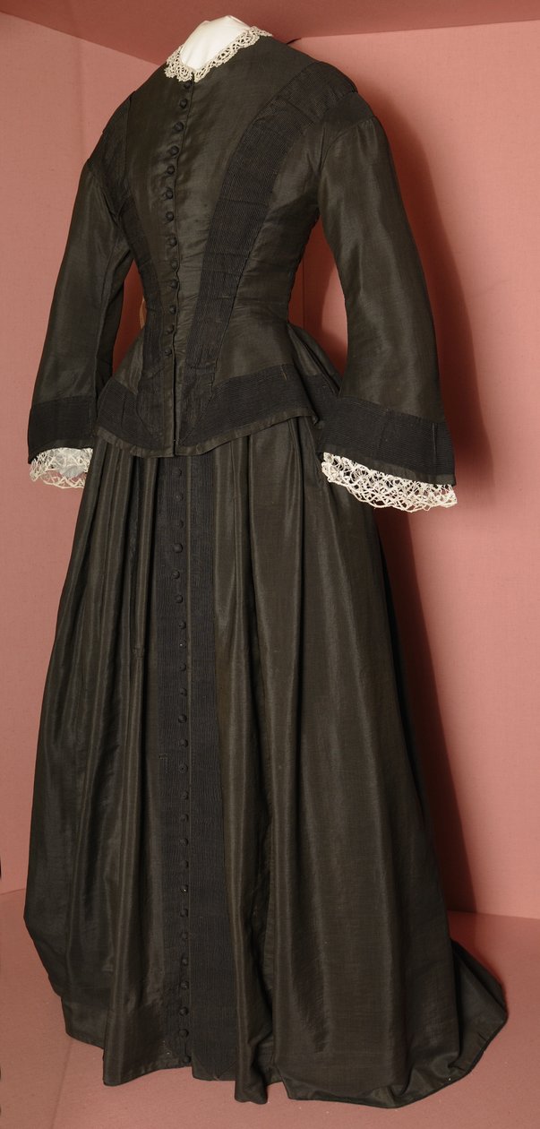 Florence Nightingales svart livstycke och matchande kjol, ca 1870 (svart siden) av English School