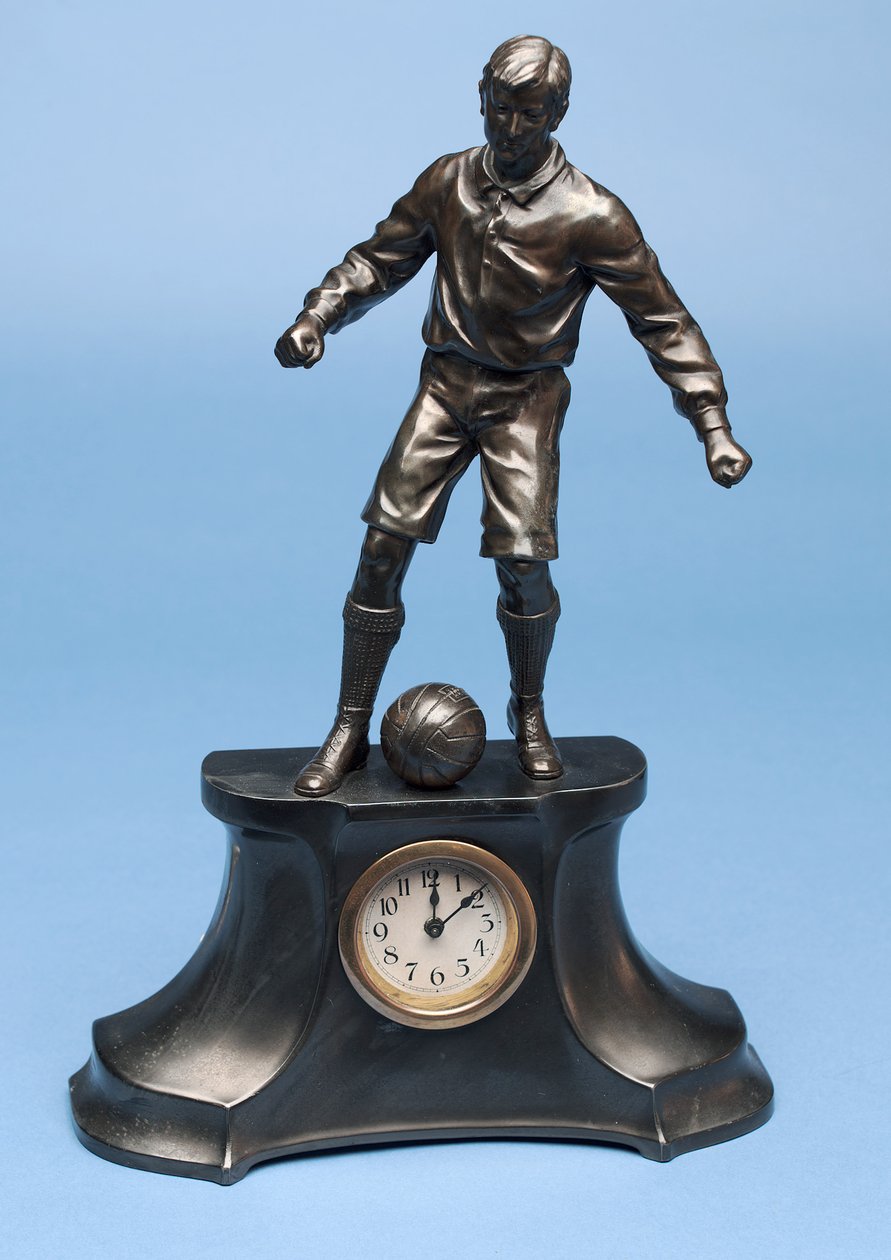 Fotbollsspelare, del av en klocksats (målad spelter) (se även 315474-315475 & 315477) av English School