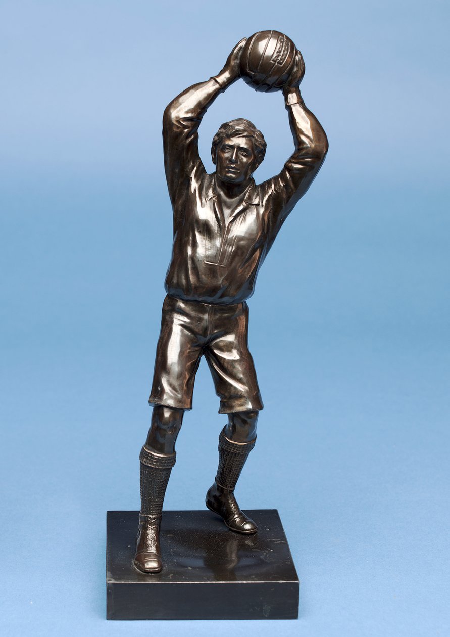 Fotbollsspelare, del av en klocksats (målad spelter) (se även 315475 & 315476 -315477) av English School