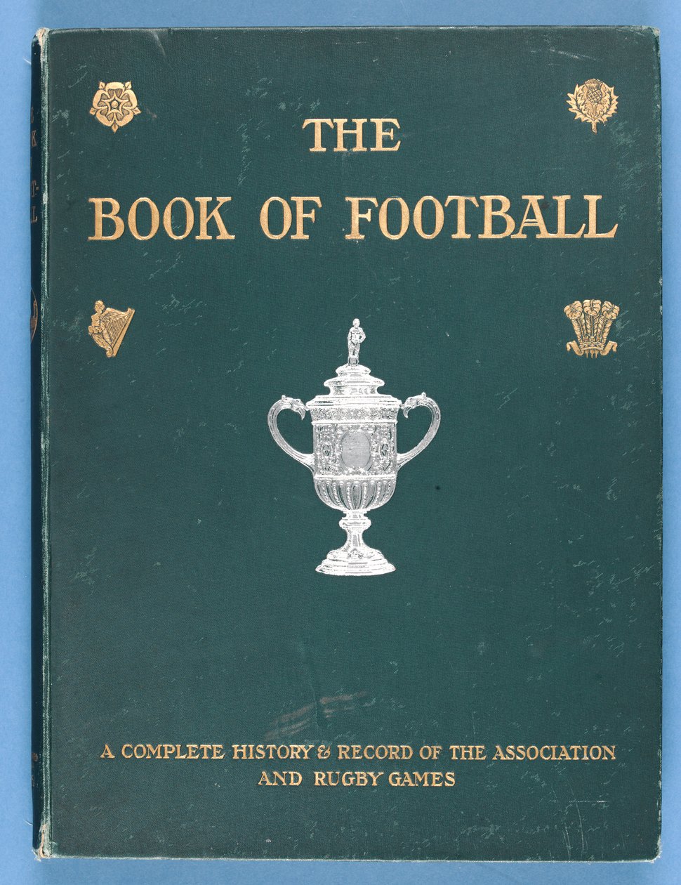 Framsidan av The Book of Football. En fullständig historia och uppteckning av förenings- och rugbyspelen 1905 av English School