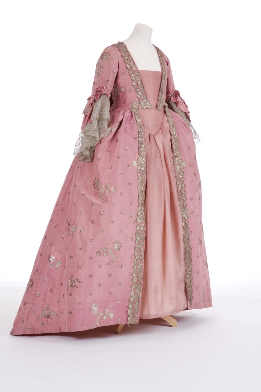 Framifrån av en ryggklänning från 1750-talet (vävt siden och silvermetalltråd) av English School