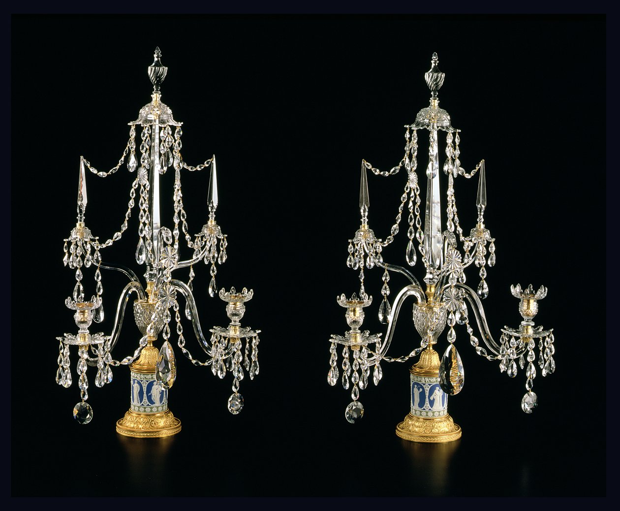 George III Kandelaber, ca 1790 (slipat glas, ormolu och wedgwood jaspisvaror) av English School