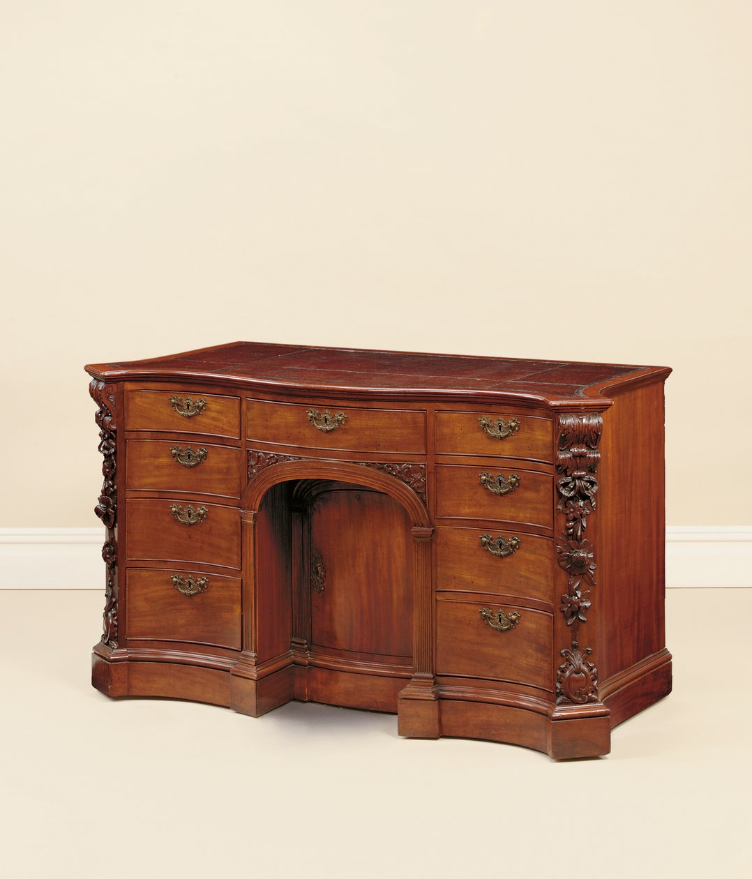 George III knähålsskrivbord, tillskrivet Wright & Elwick (fl.1747-71), ca 1760 (mahogny) av English School