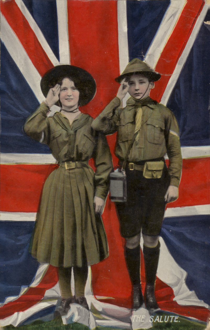 Flickguide och pojkscout gör honnör framför unionsflaggan (foto) av English School
