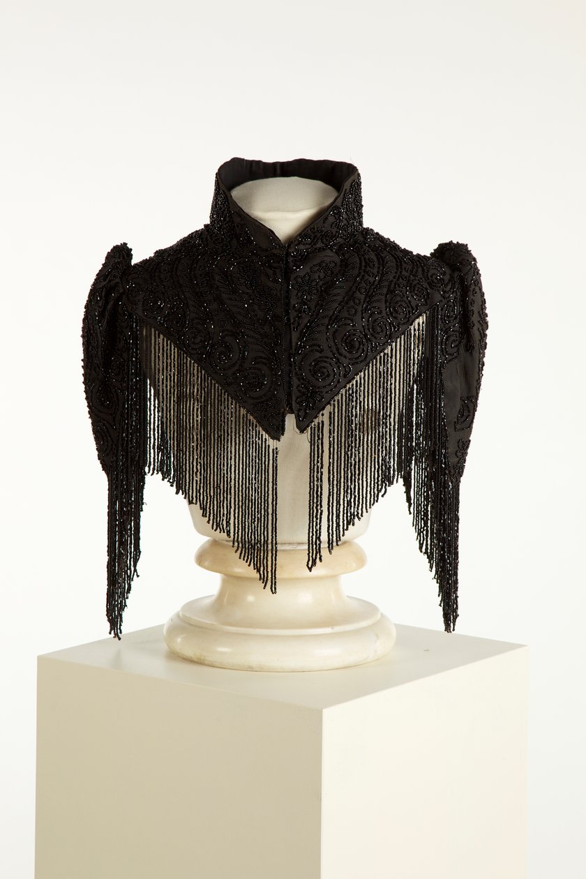 Svart pelerine eller cape med hög krage, ca 1890-1900 (silke & jet) av English School