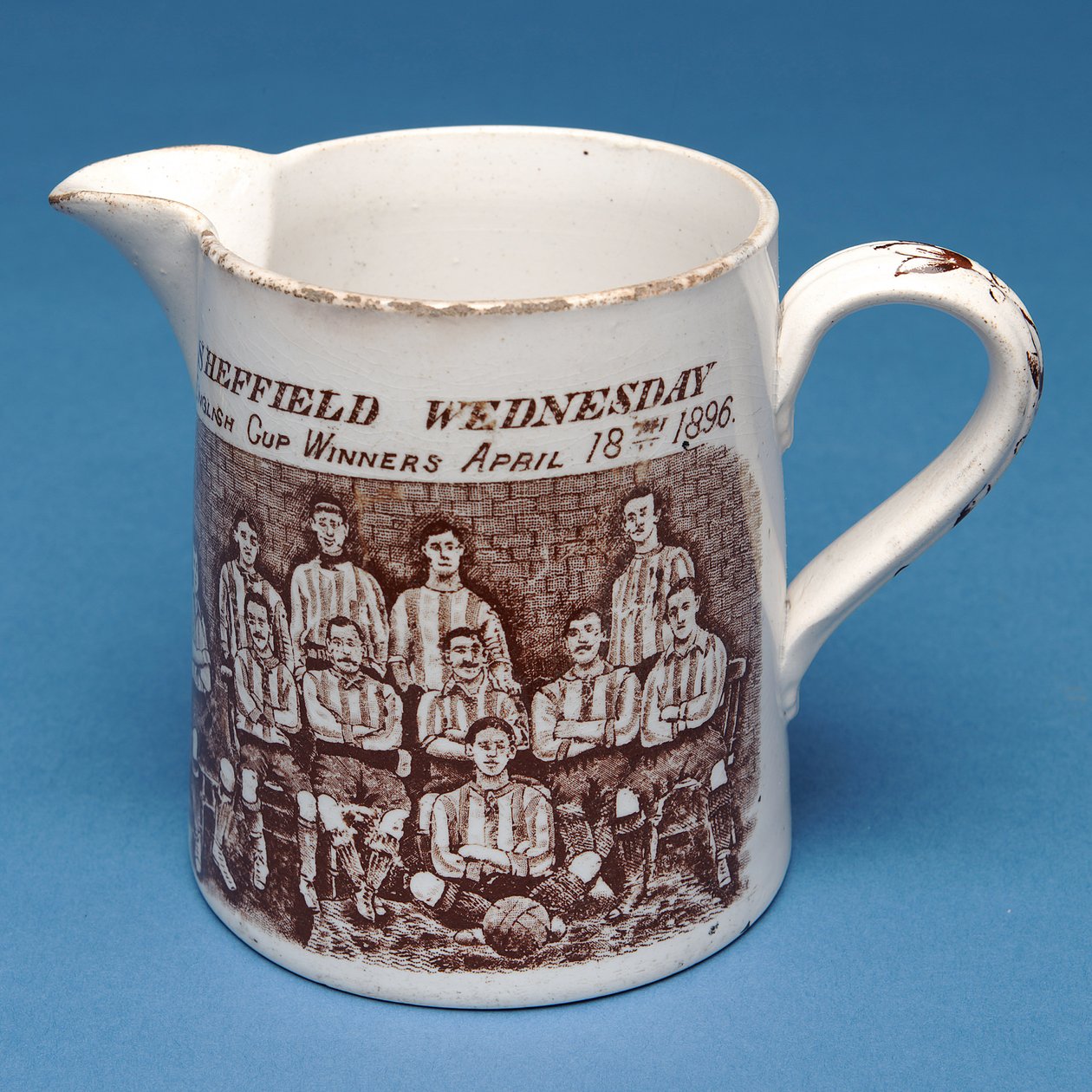 Kanna dekorerad med Sheffield Wednesday-teamet, 1896 (keramik) av English School