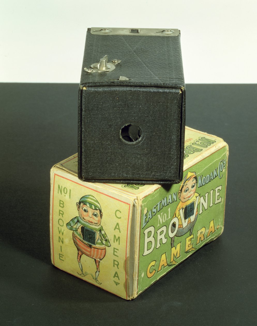 Kodak Brownie-kamera med originalkartong, ca 1902 (trä & kartong) av English School