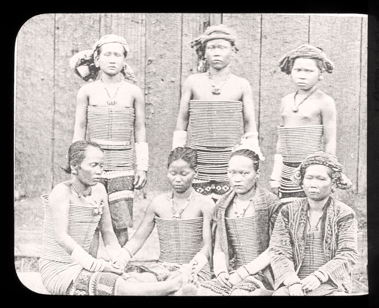 Magiska lykta-bild som visar kvinnor från havet Dyas-stammen, Borneo ca 1900 av English School