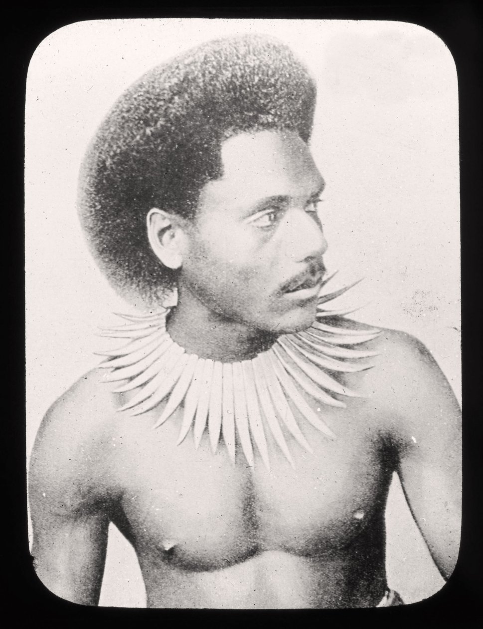 Magisk lyktabild som visar en fijiansk hövding i traditionell kostym ca 1900 av English School