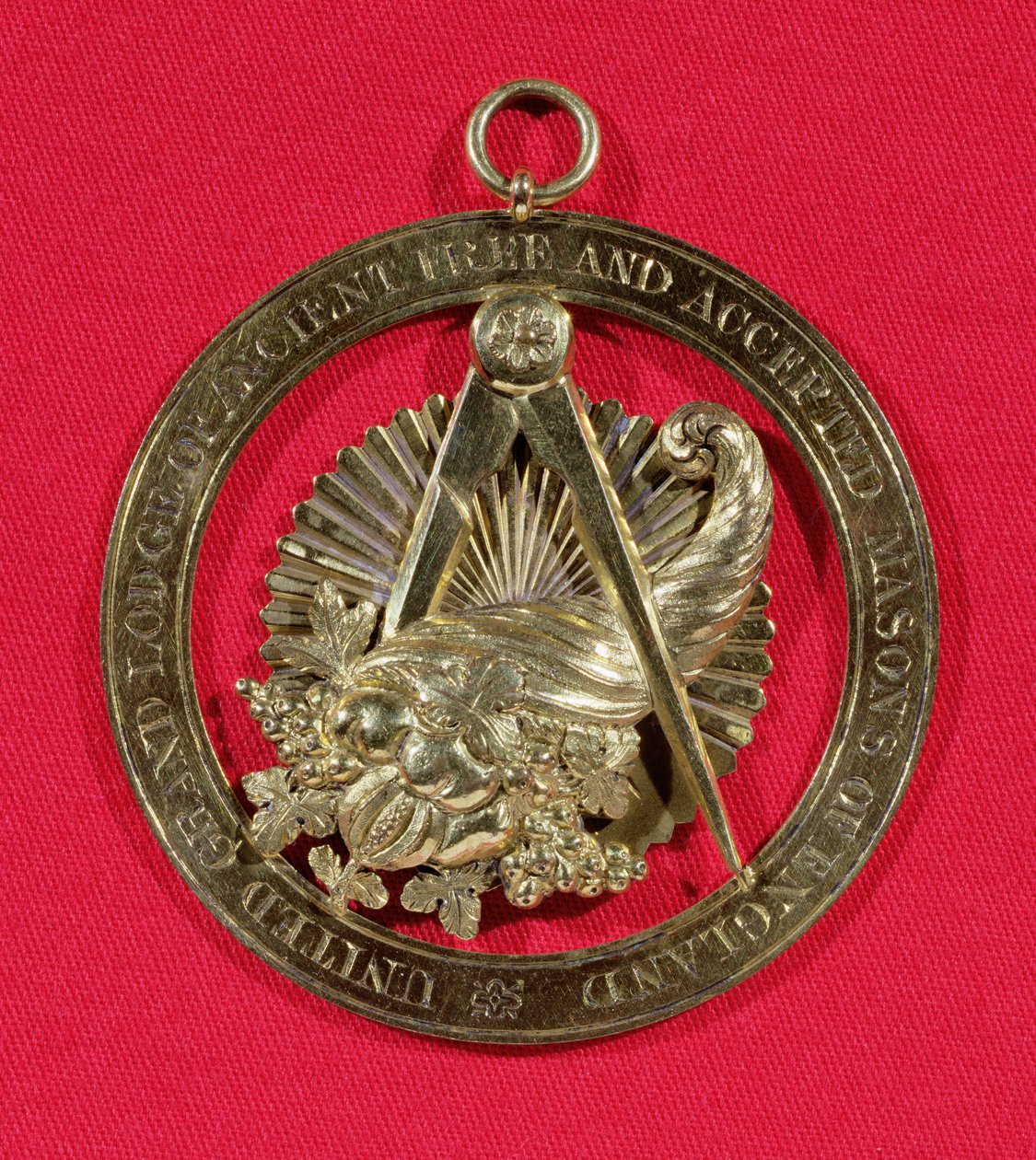 Frimurarmärke eller juvel som bärs av medlemmar i Grand Stewards Lodge efter 1841, mitten av artonhundratalet (förgyllt silver och guld) av English School