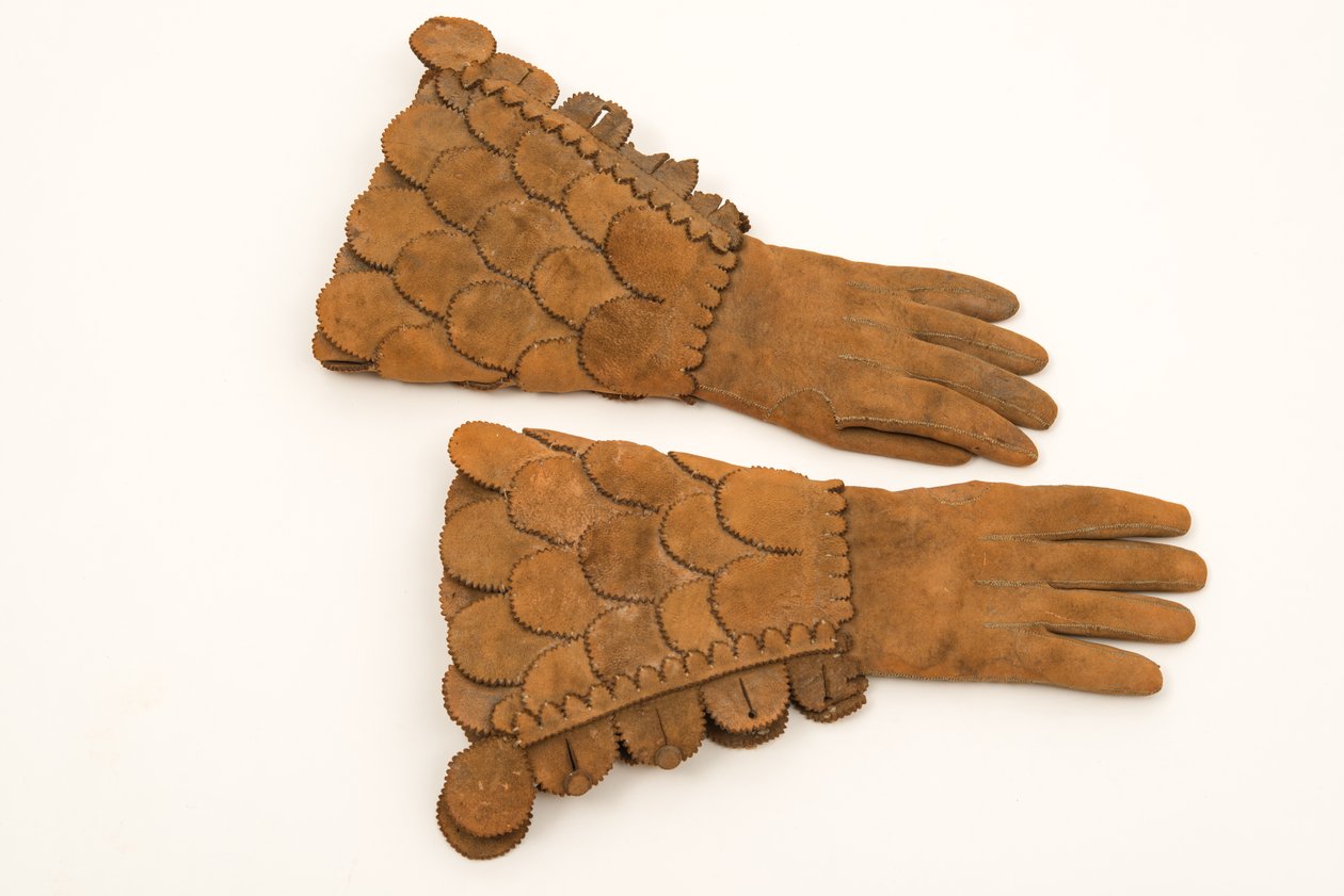 Pansarhandskar i läder för män, ca 1600-50 (tungt buff läder) av English School
