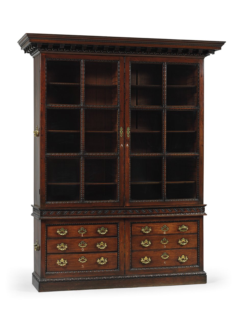En av ett par George II biblioteksboklådor, ca 1750 av English School