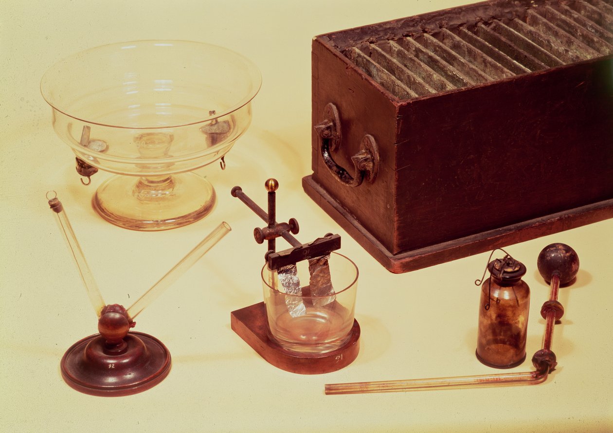Originalutrustning som användes av Sir Humphry Davy (1778-1829) i hans elektrokemiska experiment, tidigt 1800-tal av English School