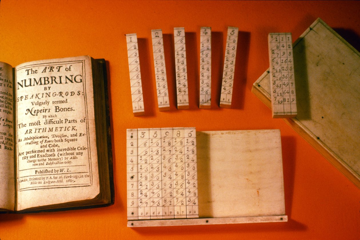 Originalset av Napiers Bones med inpassat fodral och samtida publikation, 1685 (buxbom) av English School