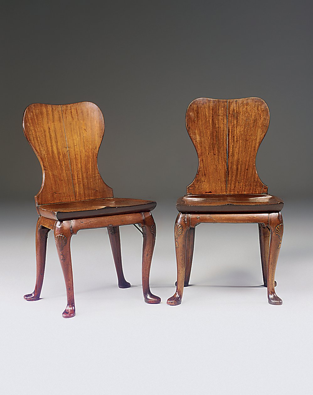 Ett par George II hallstolar, ca 1730 av English School