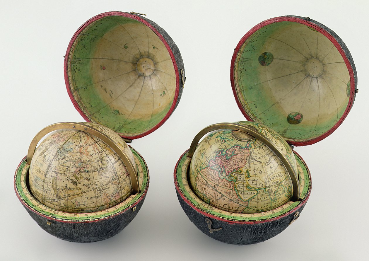 Ett par Pocket Globes, tillverkade av Newton & Son, ca 1830 (kartong pierre, mässing, papper och simulerat svart läder) av English School