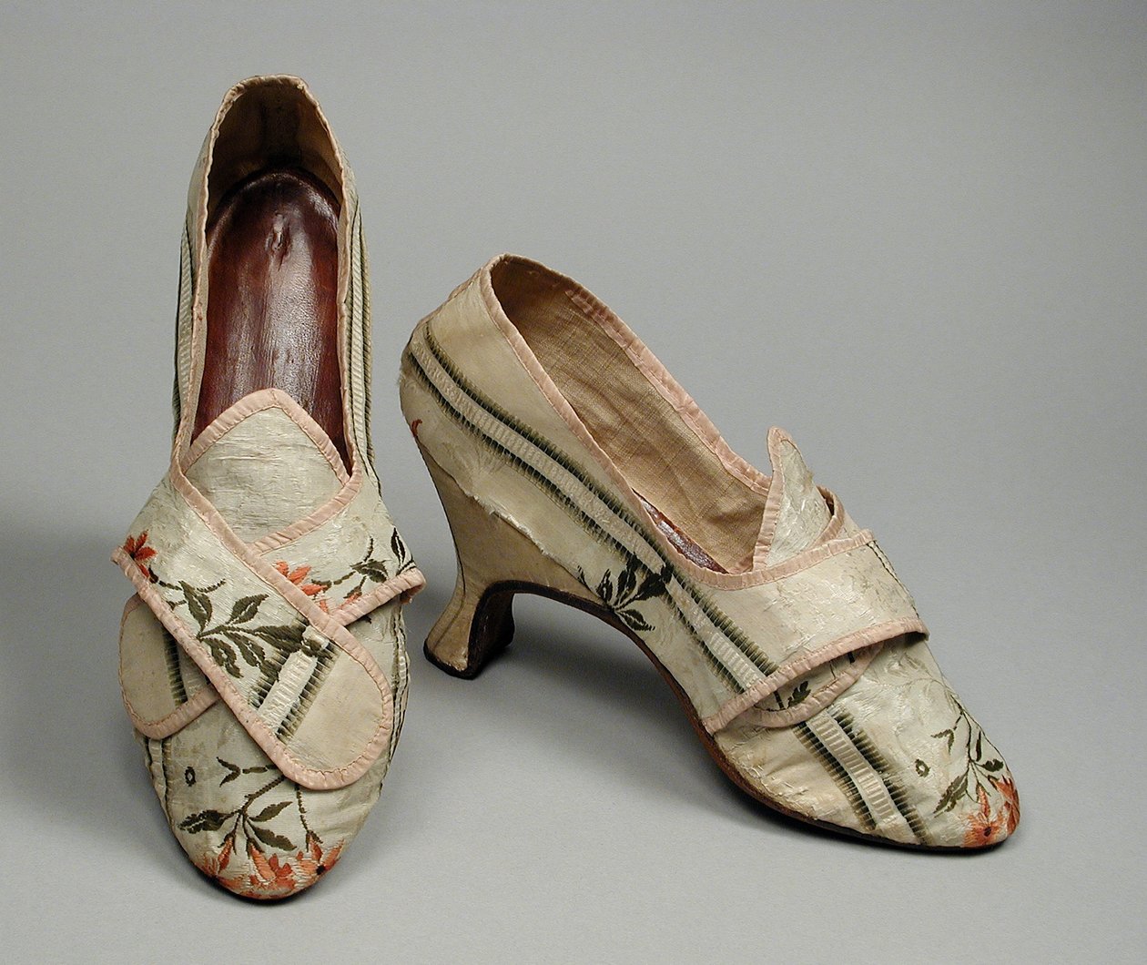 Ett par kvinnors skor, ca 1780 (brokad sidentaft, läder, linne) av English School