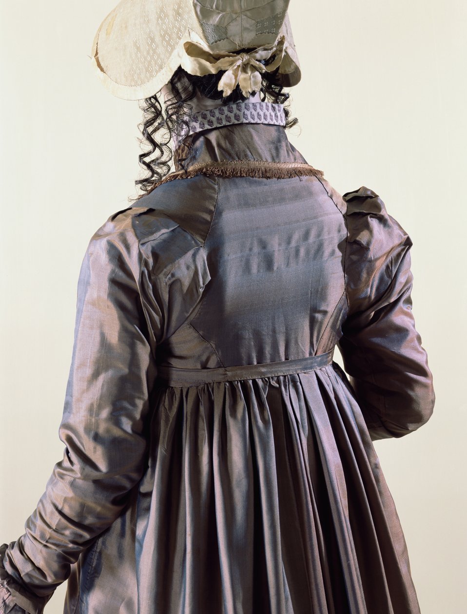 Pelisse, 1815 (mjukt kypert siden) av English School