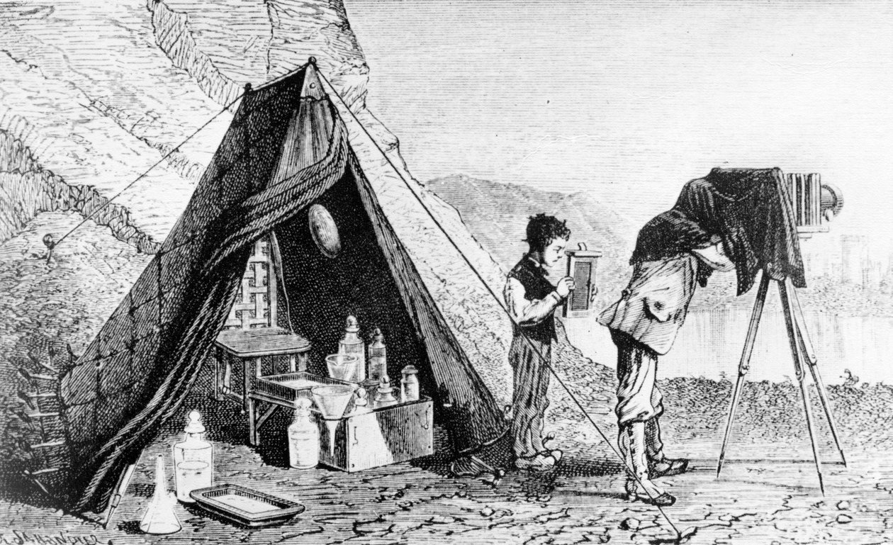 Fotografering utanför studion före introduktionen av fotografiska torra plattor, cirka 1870 av English School