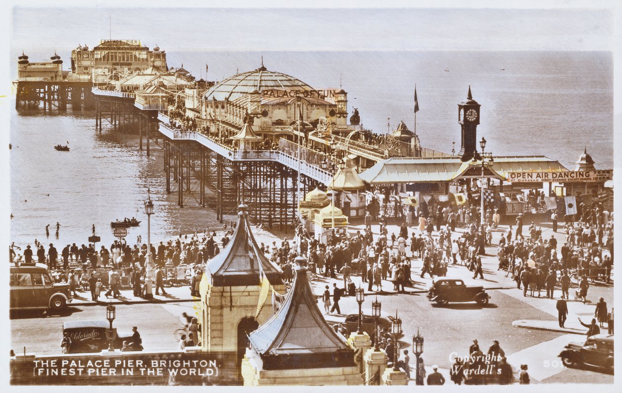 Vykort som visar Palace Pier i Brighton (efter ett färgfoto) av English School