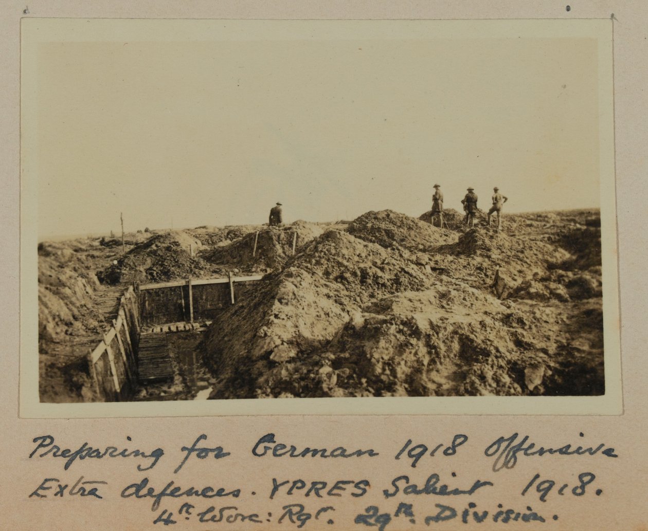 Förberedelser för tysk offensiv 1918, extra försvar, YPRES Salient 1918, 4:e Worc: Rgt. 29:e. Division (s/v foto) av English School
