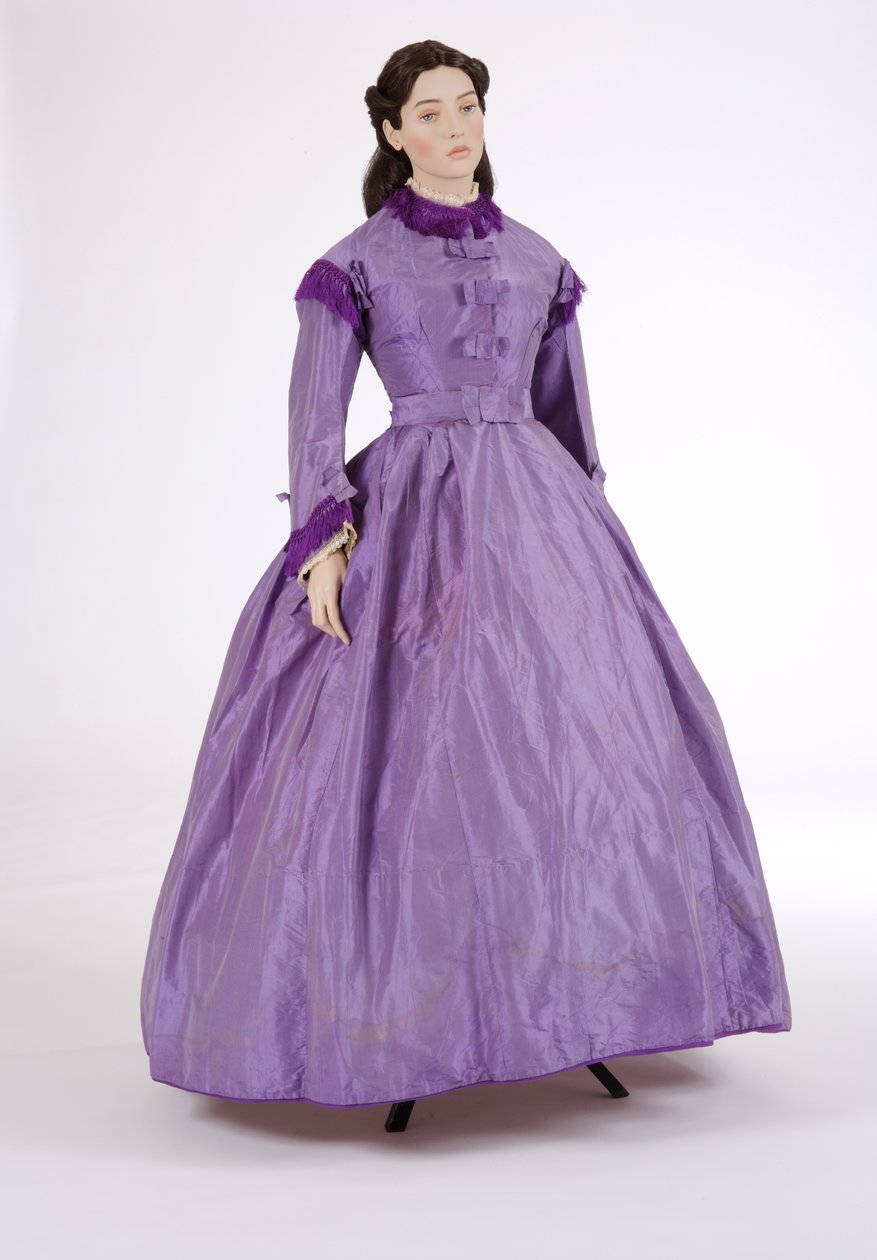Lila dagklänning, 1860-tal (randig sidentaft) av English School