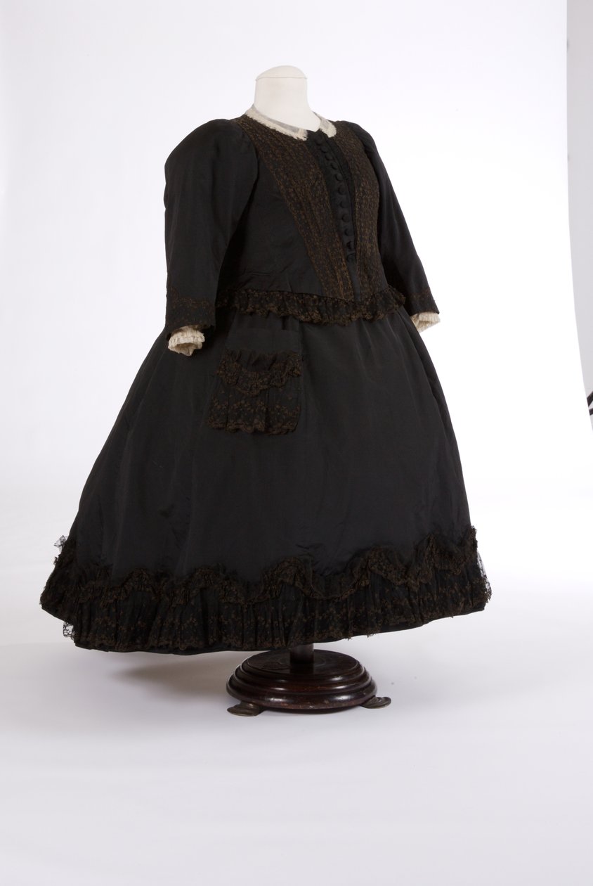Queen Victorias klänning, 1890-tal (silke och nät) av English School