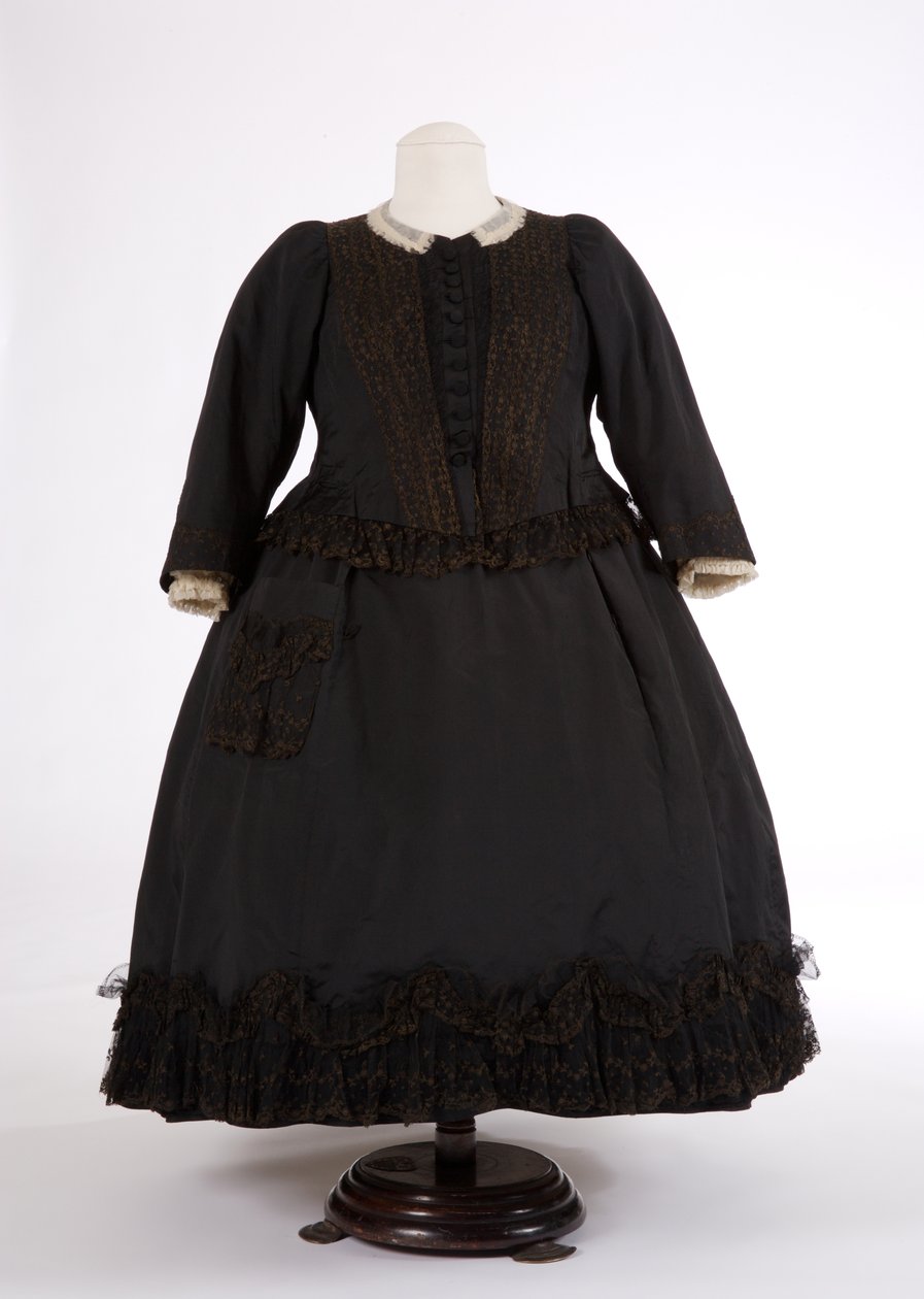 Queen Victorias klänning, 1890-tal (silke och nät) av English School