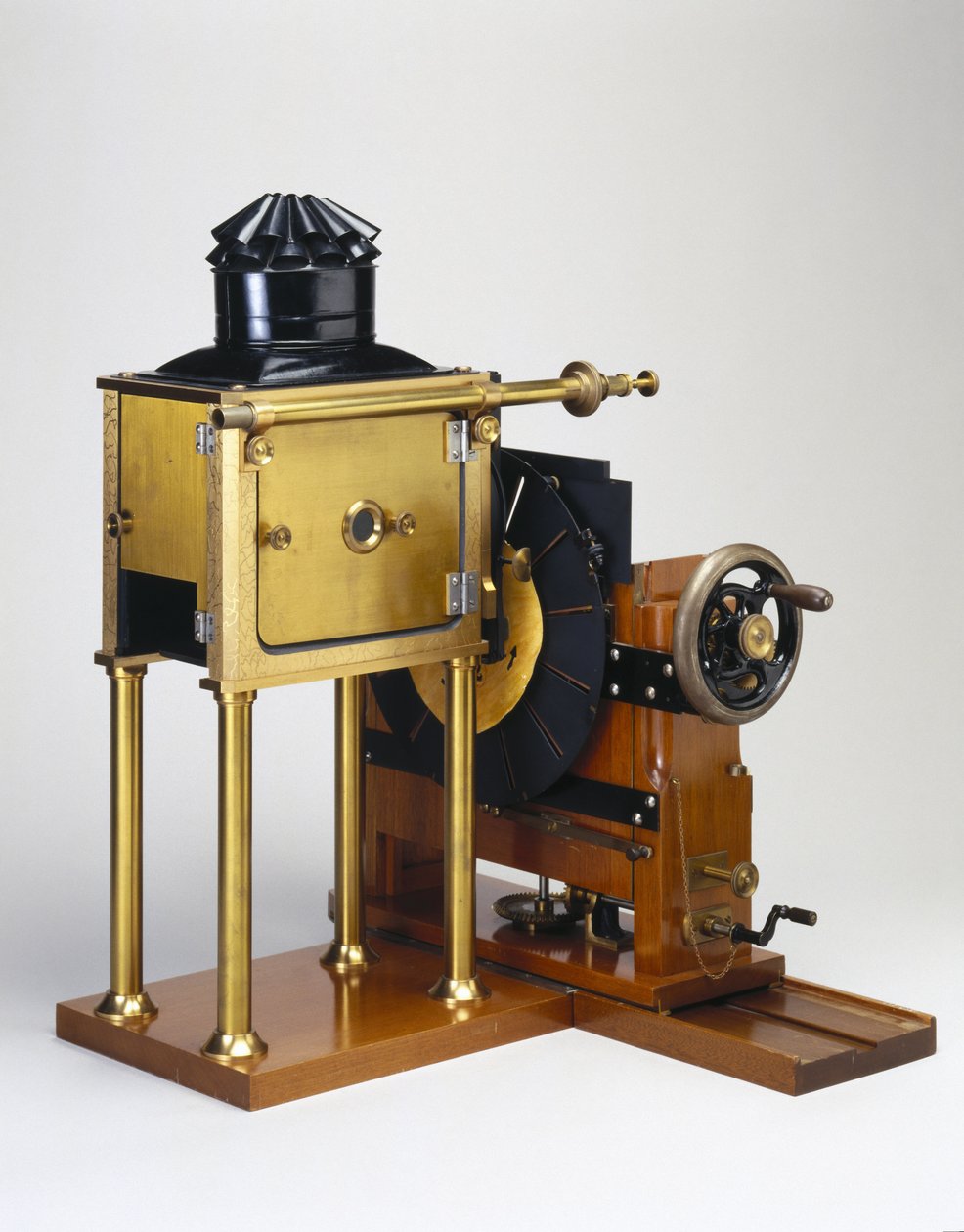 Replika av zoopraxiskopet designat av Eadweard Muybridge (1830-1904) 1880 (trä) (se även 3607) av English School