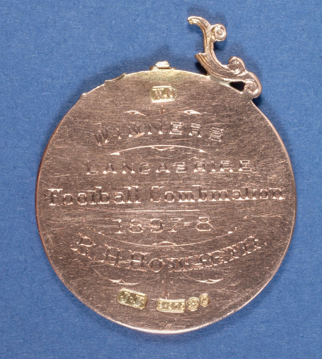 Baksidan av en Preston North End Football Club-medalj, 1897-98 (metall) (se även 315000) av English School